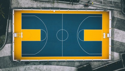 开云体育世界杯-湖人横扫老鹰，浓眉禁区称王，巨星价值照亮争冠之路