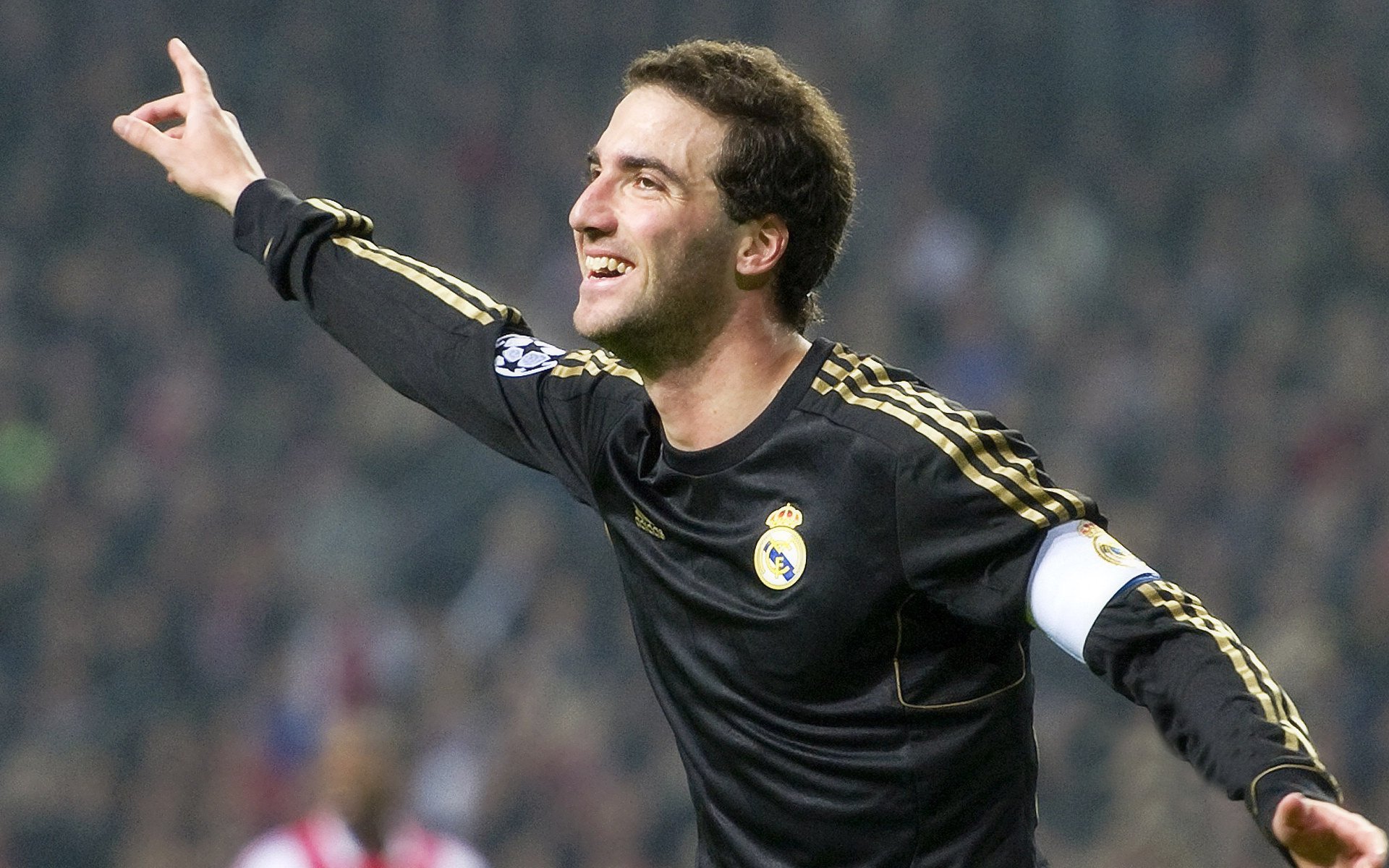 西班牙防守锁死罗马,格列兹曼在F1街道赛接管比赛,当斗牛士的盾牌遇见赛车手的利刃